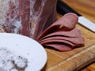 Рецепты приготовления дичи баз термообработки - готовим строганину, бастурму, закуски из сырого мяса